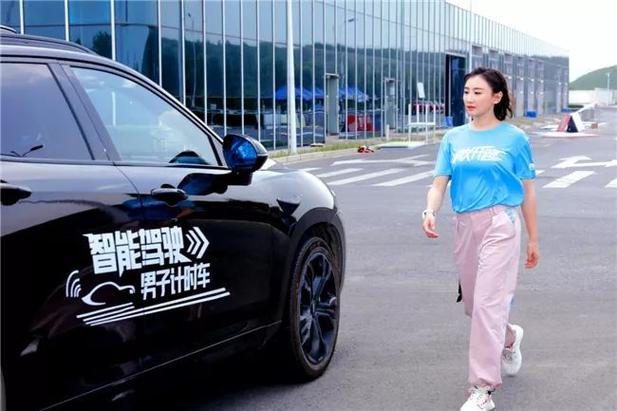 世界冠军探秘智能工厂 为你揭秘爆款是如何诞生的